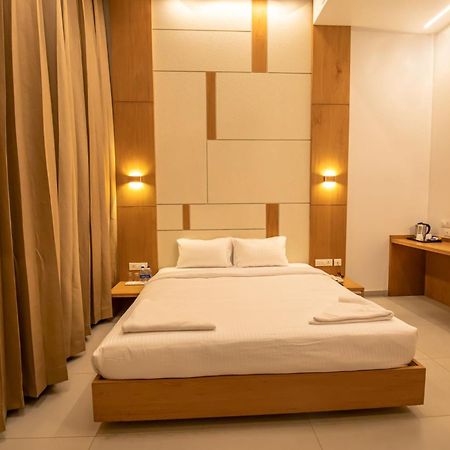 Rathna Residency - Near Us Consulate Hotell Chennai Exteriör bild