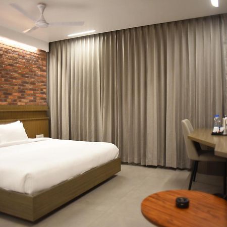 Rathna Residency - Near Us Consulate Hotell Chennai Exteriör bild