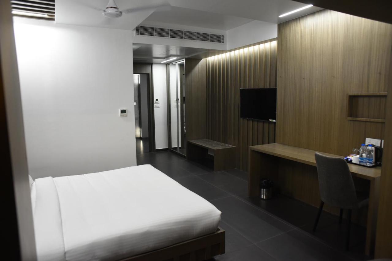 Rathna Residency - Near Us Consulate Hotell Chennai Exteriör bild